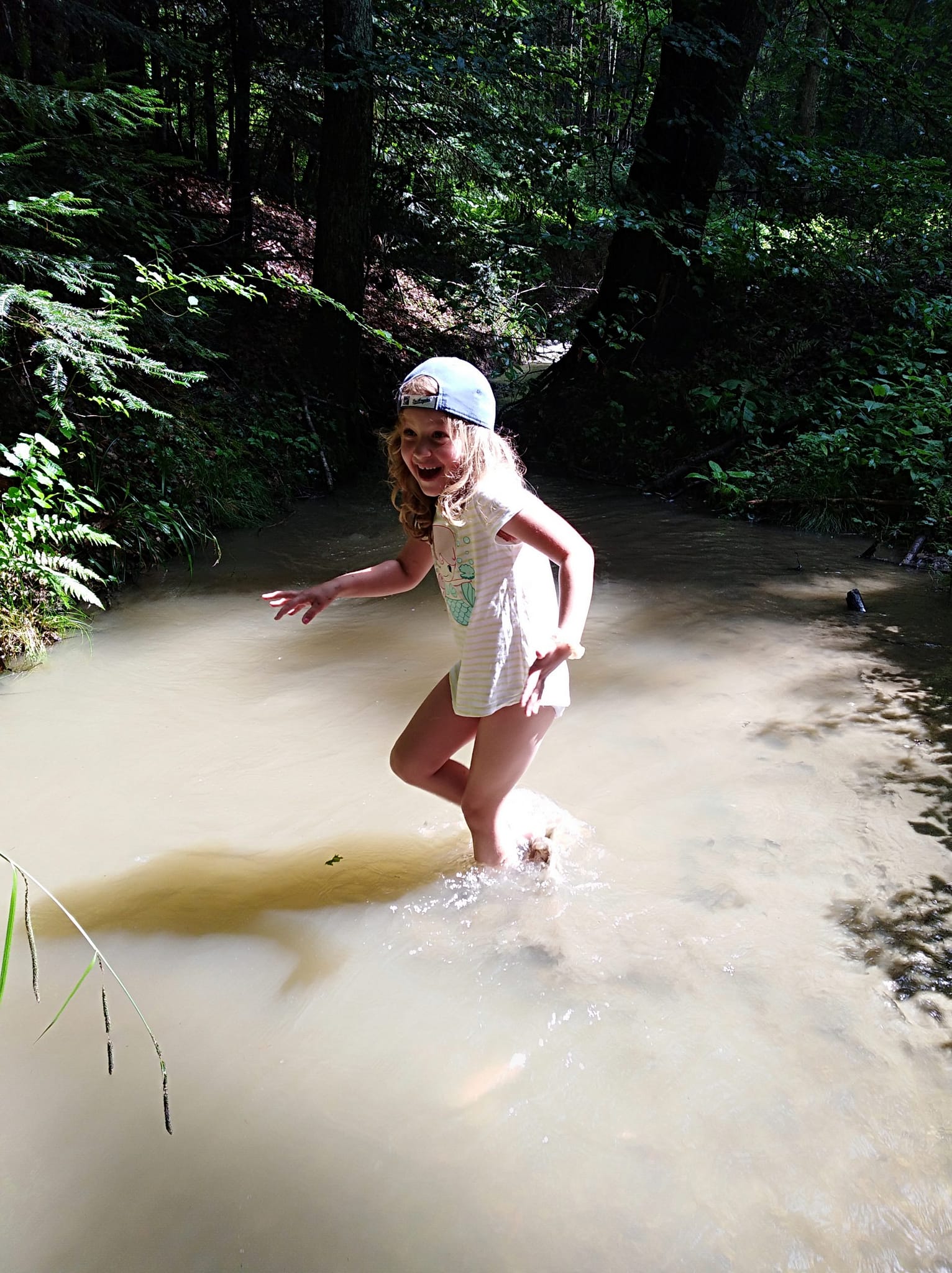 Kinder spielen am Bach